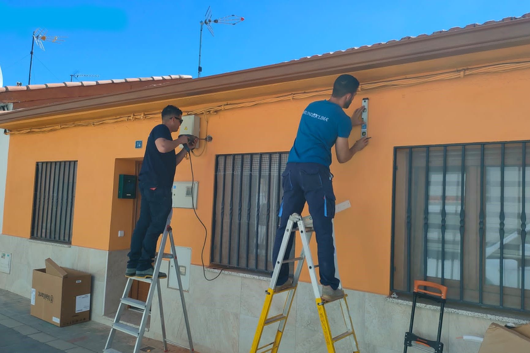 Equipo profesional de Gas y Clima Madrid trabajando en una instalación de aire acondicionado